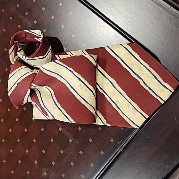 Hugo Boss All Silk 4" Wide Swiggle Striped Red White Blue Tie - Picture 2 of 7